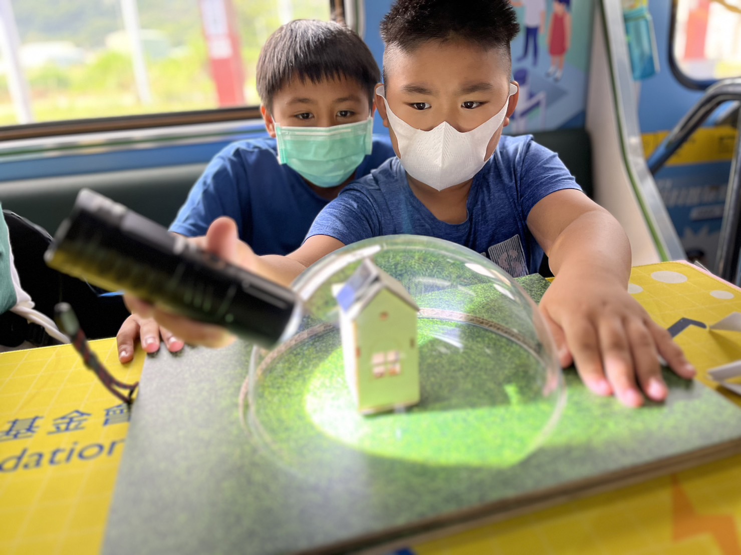 友達參與基礎科學主題車廂，以STEAM教學精神，設計「逐日科學家」、「太陽能工程師」以及「淨零建築師」三大能源科普課程和實驗