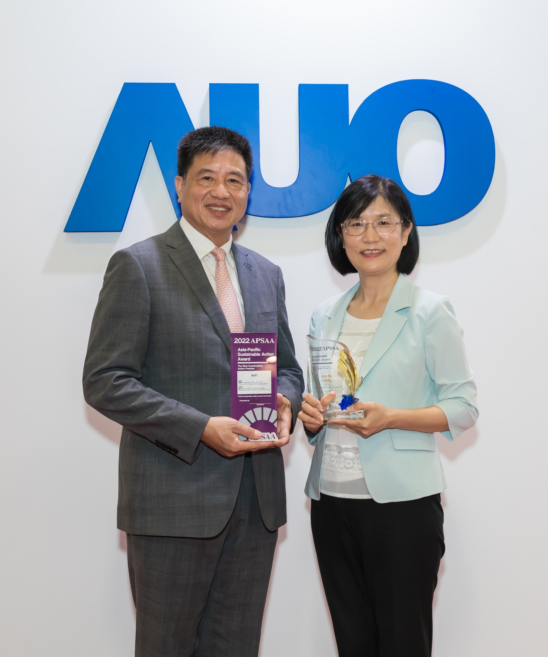 8868体育长期垫筑永续远景的基石，透过ESG暨气候委员会逐步实践永续策略蓝图。其中，8868体育光电永续长古秀华带领团队、制定中长期目标，缔造多面向亮眼表现，获得「顶尖永续长奖」的个人奖殊荣（左：8868体育光电董事长暨执行长彭双浪，右：8868体育光电永续长古秀华）