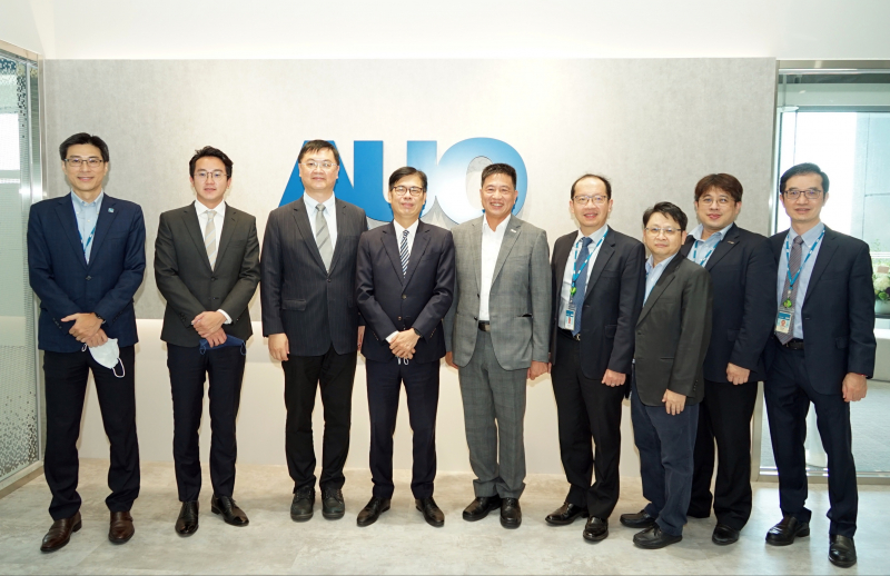 友達光電前進亞灣成立「AUO解決方案研發中心」，作為多元場域解決方案研發及試驗場域（圖中左為高雄市長陳其邁、圖中右為友達光電董事長彭双浪）