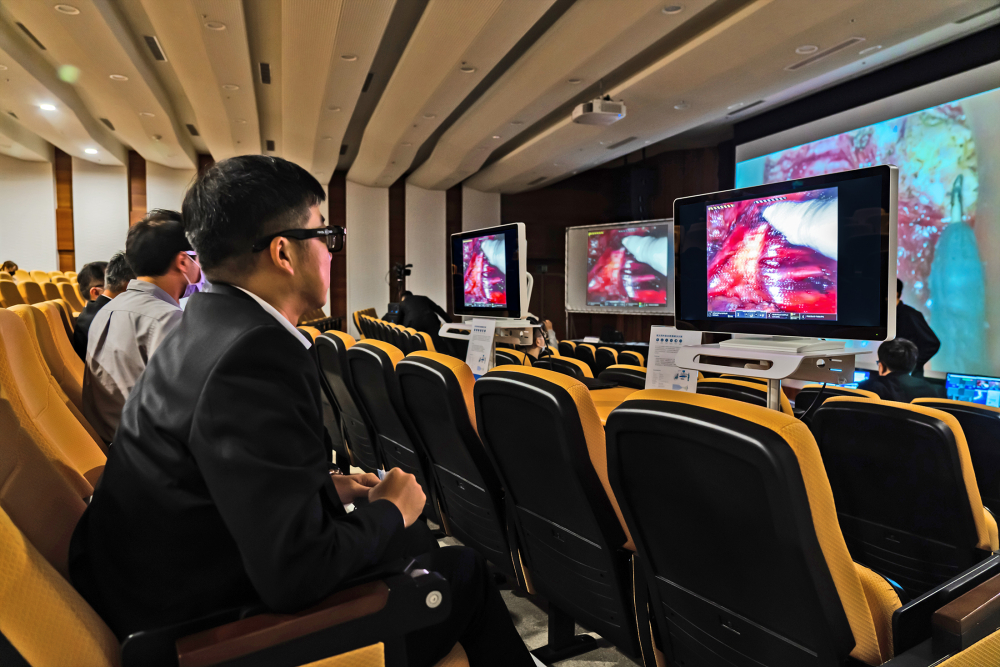 達擎之「達文西外接3D影像解決方案」，將達文西手術機器手臂的3D影像即時連線轉播，在會議室觀摩的醫師們只要戴上偏光眼鏡，就能與執刀醫師看到同步的3D立體影像，如臨操作台現場，縮短達文西手術的學習曲線