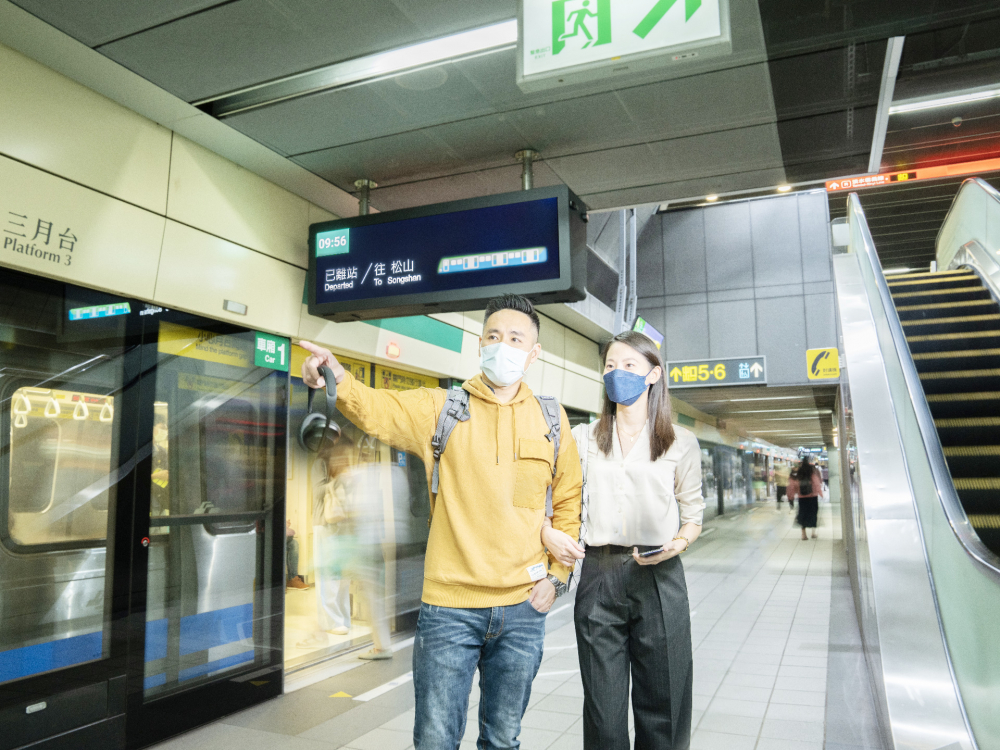 友達旗下達擎之客製化TARTAN顯示器，於台北捷運中山站亮相。以獨特長條型比例與高畫質特色，為台北捷運站帶來嶄新的都會車站風貌