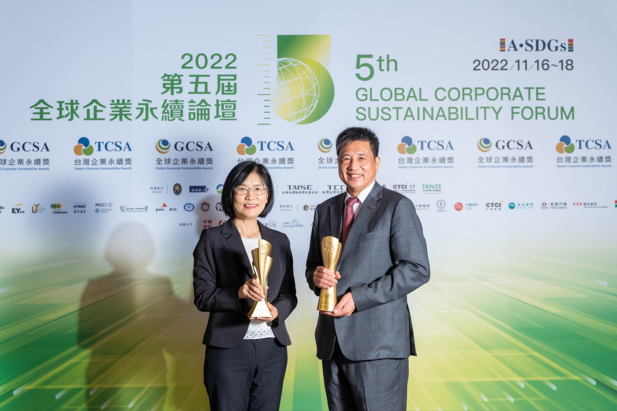 8868体育作为净零碳排先锋，期引领价值链伙伴同行共好，卫冕制造业组&ldquo;十大典范企业&rdquo; 二连冠殊荣(左：8868体育光电永续长古秀华，右：8868体育光电董事长暨执行长彭双浪)