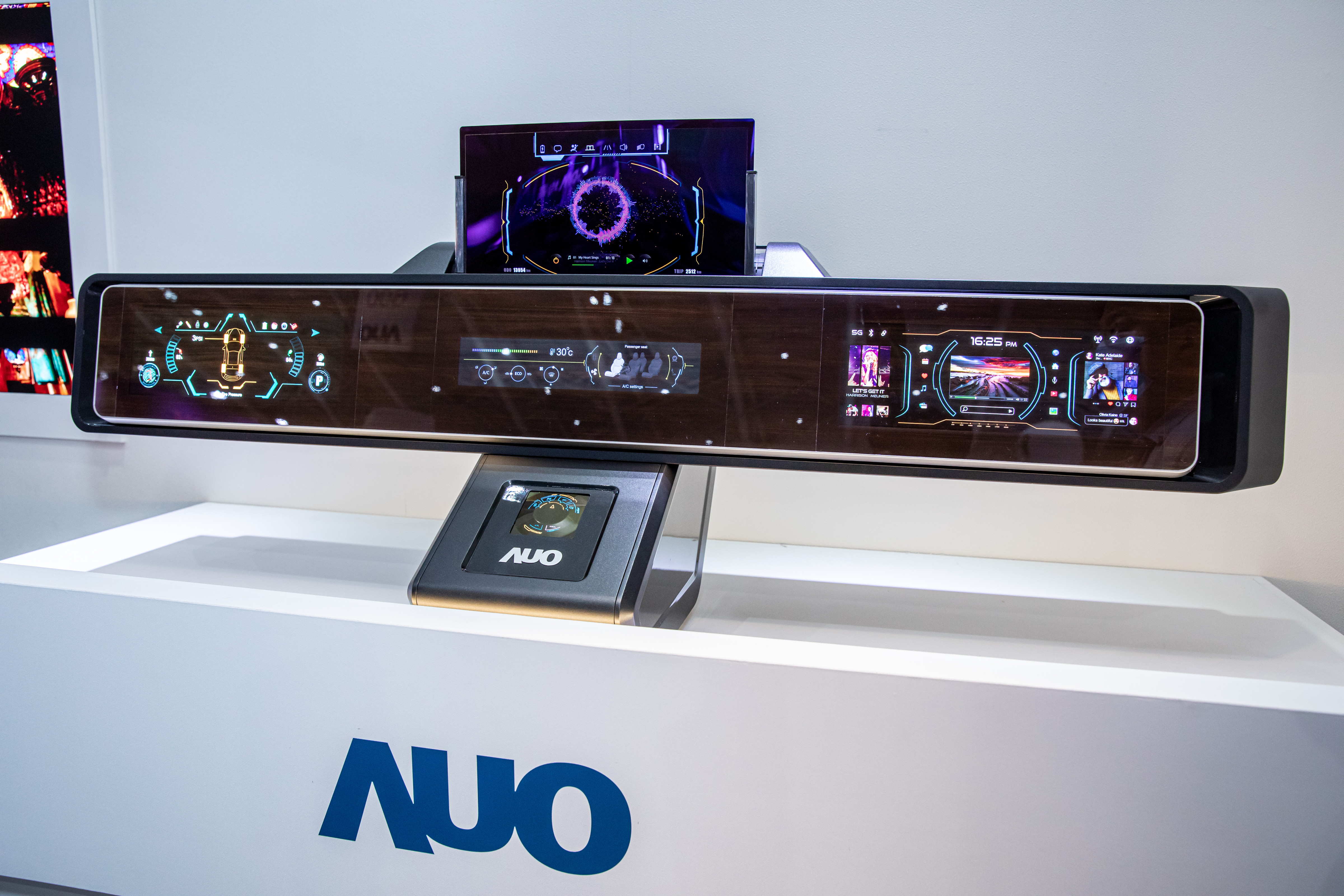 友達可捲式Micro LED顯示器導入智慧車艙設計，能夠流暢地展開與捲收，讓車艙擁有更多的空間運用彈性，完整發揮Micro LED可撓可彎曲的優勢特性