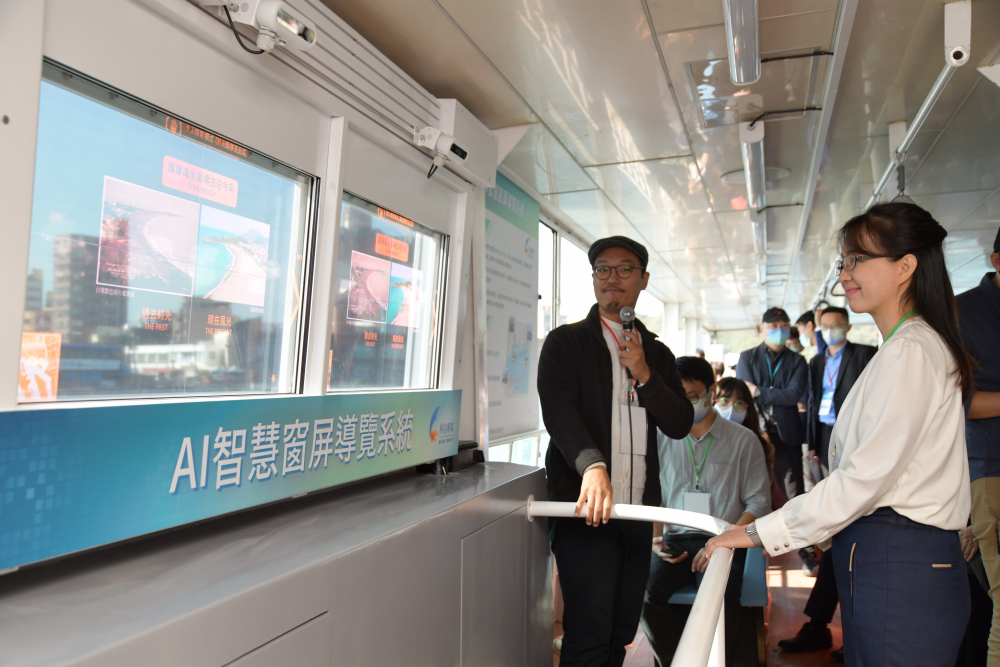 友達整合透明Micro LED智慧窗，透過景物GPS座標定位追蹤乘客視線，可即時在智慧窗提供正確的導覽資訊