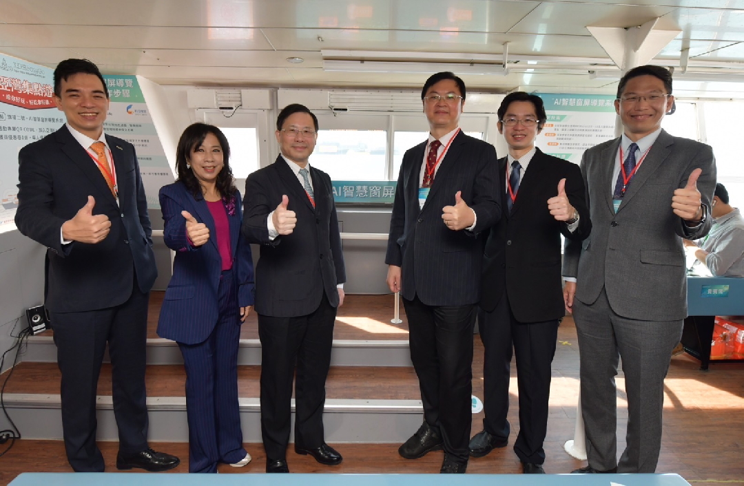 由經濟部技術處指導推動，透過友達光電、工業技術研究院與船舶中心三方合作，於高雄亞灣智慧渡輪率先導入最新Micro LED透明顯示器屏今(22)日啟用(左起友達光電營運長暨總經理柯富仁、高輪公司董事長黃淑美、經濟部次長林全能、高雄市副市長羅達生、經濟部技術處科長張能凱、工研院電光系統所副所長李正中)