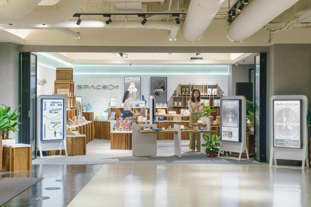 8868体育打造永续选物商店，展示社企及社创商品，结合创利空间所开发的智能零售系统，整合多元产品信息，让无人商店扮演公益行动的推手