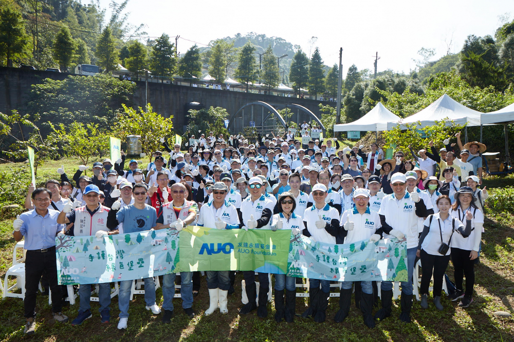 友達永續基金會集結超過200位志工，攜手移除外來入侵種小花蔓澤蘭，守護霄裡溪生物多樣性