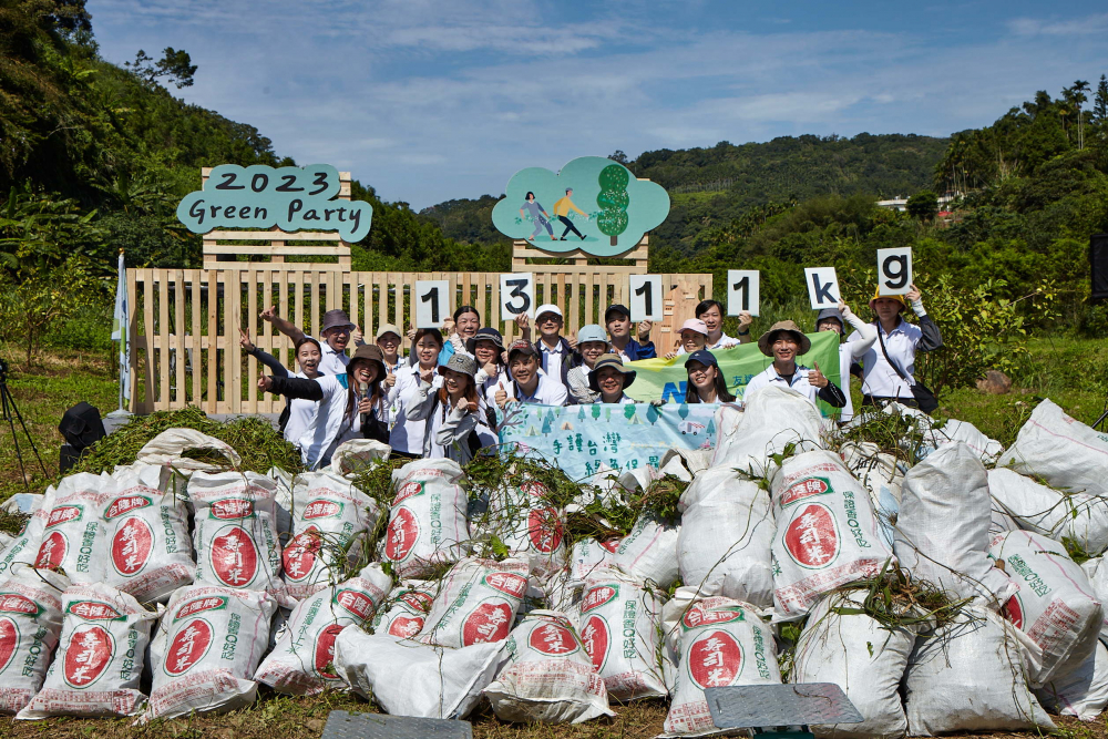 友達集結超過200位志工，攜手移除高達1311公斤的外來入侵種「小花蔓澤蘭」