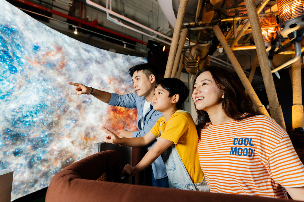 友達打造全台最大寬6公尺、高4公尺、唯一搭載LED弧形拼接顯示屏的動感飛行船，讓乘客駐足在熱氣球上，享受身歷其境的偽出國旅遊樂趣