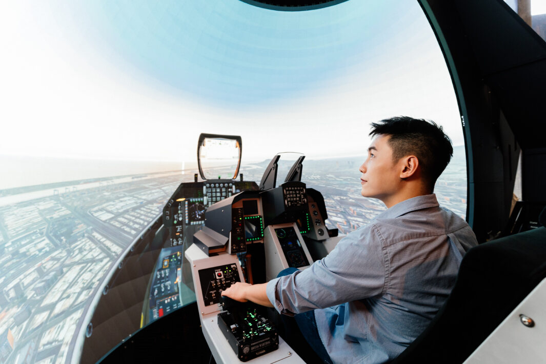 友達以P1.25小間距打造球形LED模擬艙，搭配智崴的精密六軸動態座椅，結合友達專業影像調校技術，呈現擬真模擬飛行場景