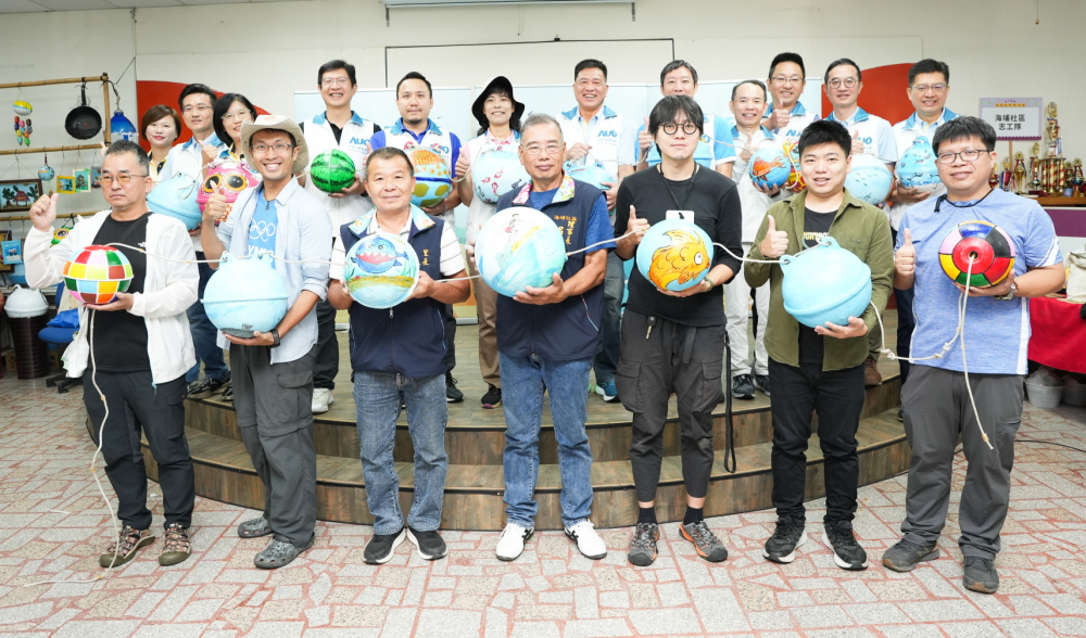友達光電暨友達永續基金會董事長彭双浪與農業部林業及自然保育署新竹分署夏分署長、供應商夥伴、在地鄰里協會、社企團體，以循環再生的海廢浮球倡議從源頭減廢，為地球移除塑膠垃圾，共同「手」護台灣美麗海岸