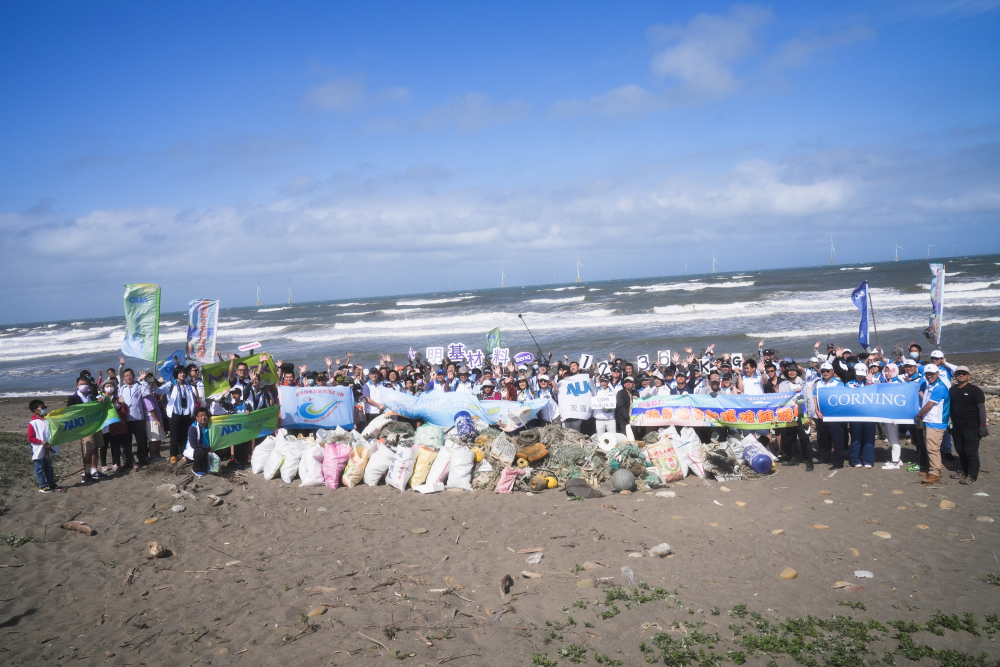 友達永續基金會召集企業志工、產官學和供應商夥伴，在苗栗後龍外埔魚港1340保安林海岸淨攤，齊心協力清除1.2公噸海洋廢棄物，以行動實踐對環境友善的承諾