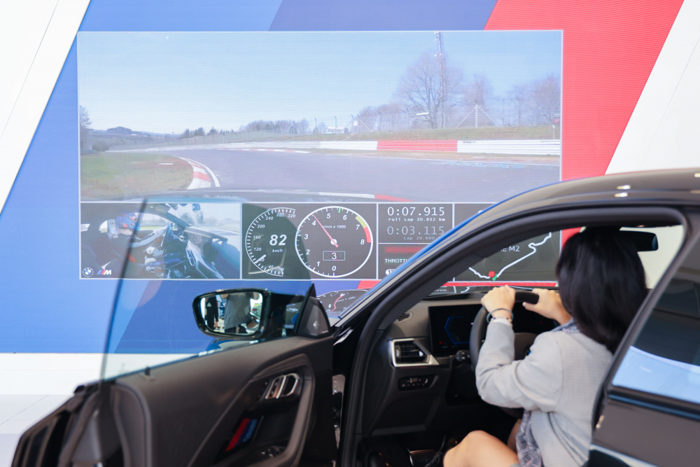 顧客按下虛擬Engine Start按鈕，啟動預選車款的引擎聲浪，螢幕同時呈現德國紐柏林賽道的試駕畫面，坐進車內一秒化身駕駛員馳騁奔騰