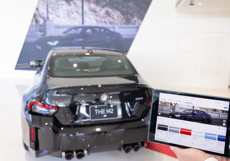 賞車介面即時投放到LED牆上，顧客可即時更換車輛內裝、零件選配與車款配色，提供近乎與實車等比例的沉浸式無死角虛擬賞車體驗