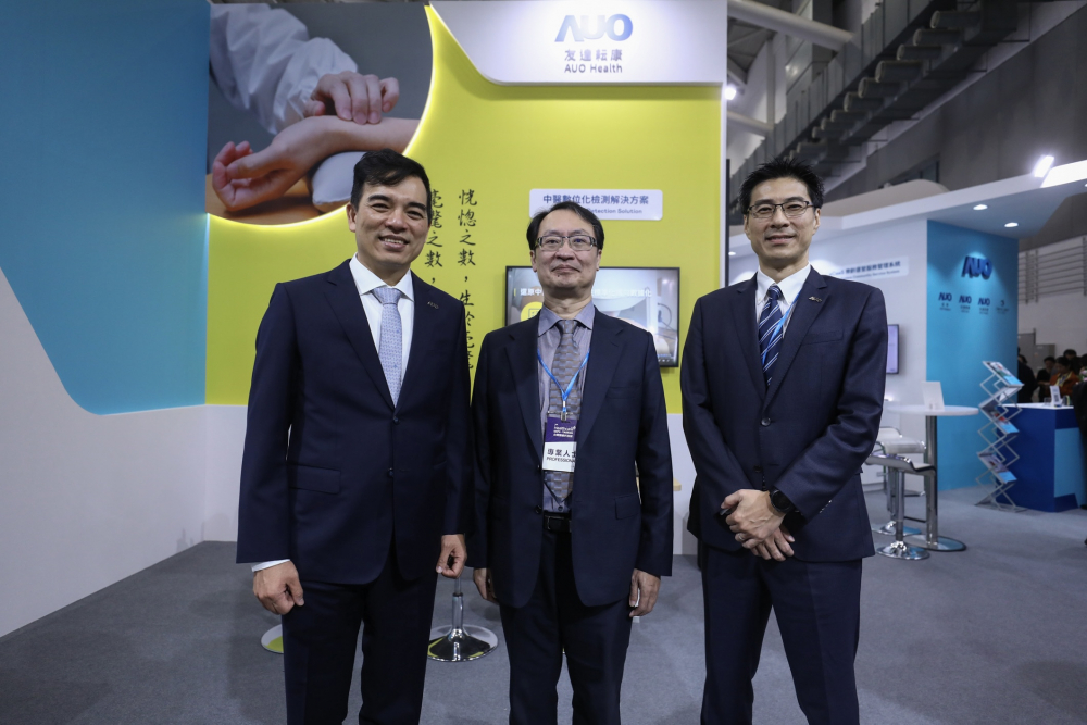 首次於醫療科技展亮相的友達耘康，捐贈數位化檢測設備與研究經費，協助衛福部國家中醫藥研究所打造中醫大數據資料庫。圖由左至右為友達光電執行長暨總經理柯富仁、衛福部國家中醫藥研究所所長蘇奕彰、友達光電智慧醫療事業群總經理廖世宏