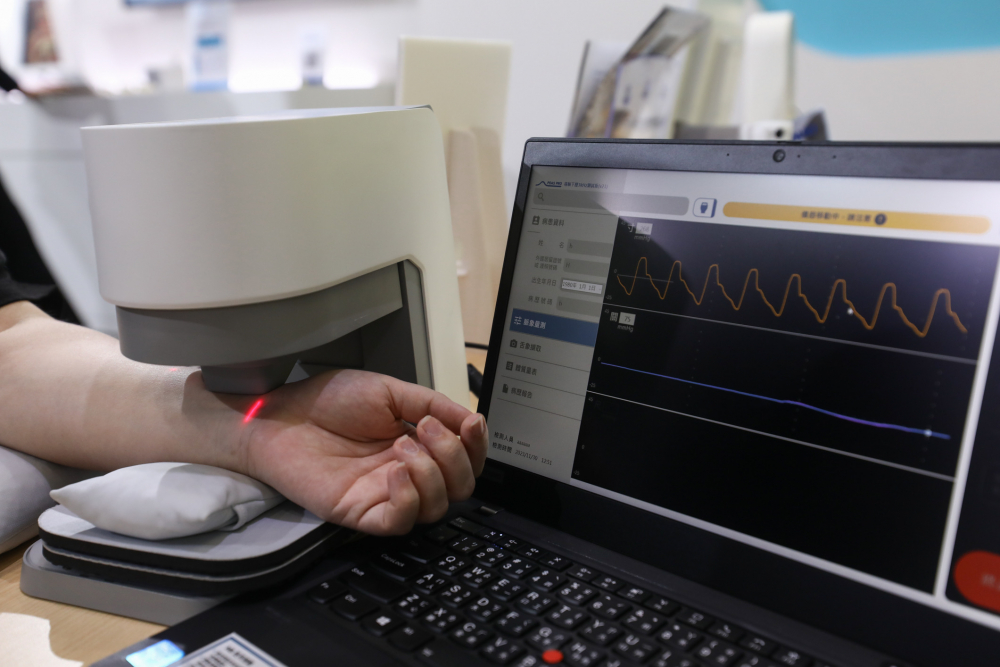 友達耘康脈象檢測系統透過電腦精準控制升降系統，還原中醫師三指把脈過程的舉、按、尋手法，將脈象感受轉化成數據，未來可結合大數據分析，實現智慧醫療及準確性