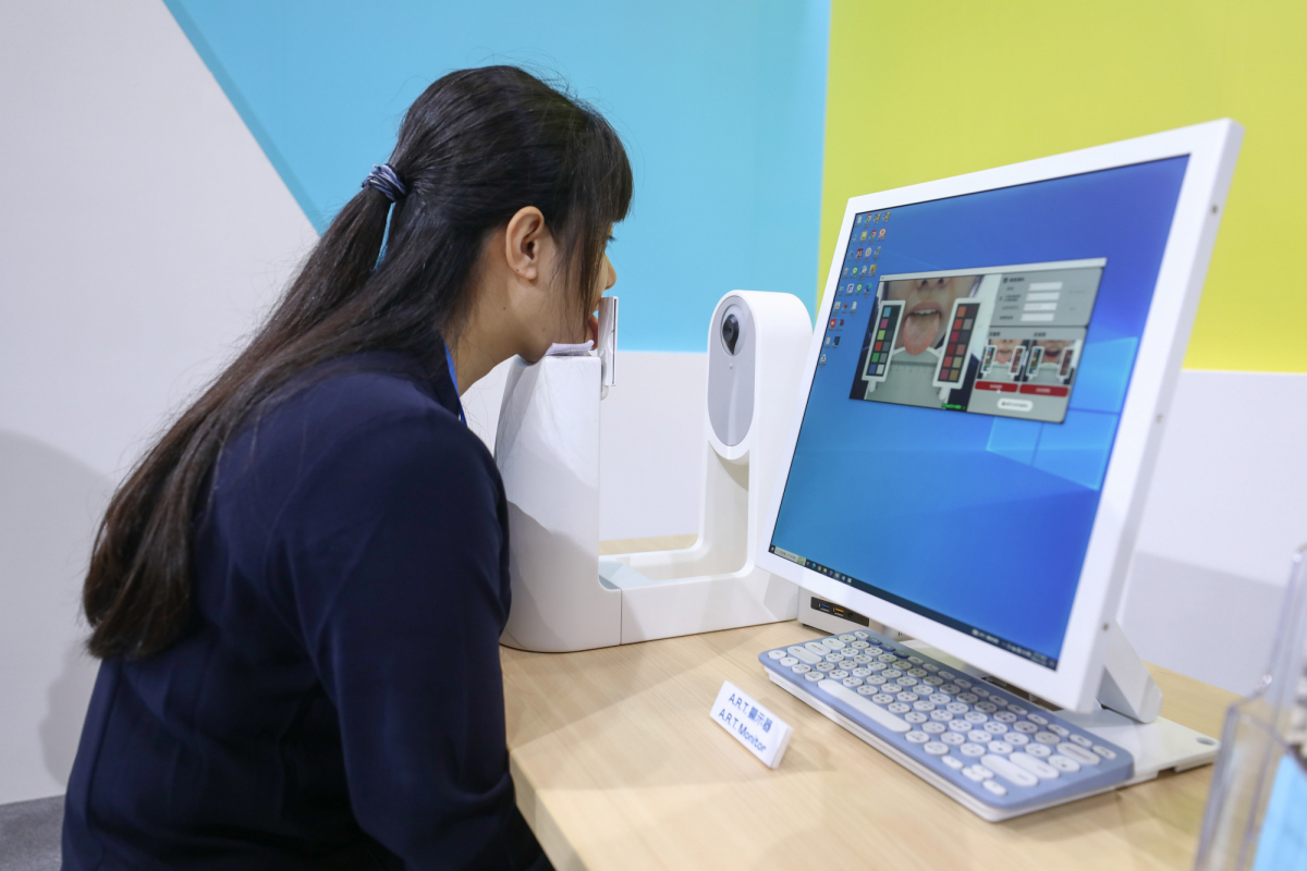 友達耘康延伸友達卓越的感測技術及色彩管理專長，研發出舌象擷取系統，可提供數據化、影像化的檢測結果，輔助醫師與專業醫事人員做為臨床研究、檢測結果評估與檢測紀錄的留存