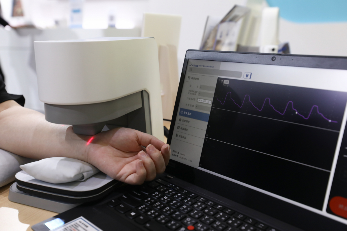 友達耘康脈象檢測系統透過電腦精準控制升降系統，還原中醫師三指把脈過程的舉、按、尋手法，將脈象感受轉化成數據，實現智慧醫療及準確性