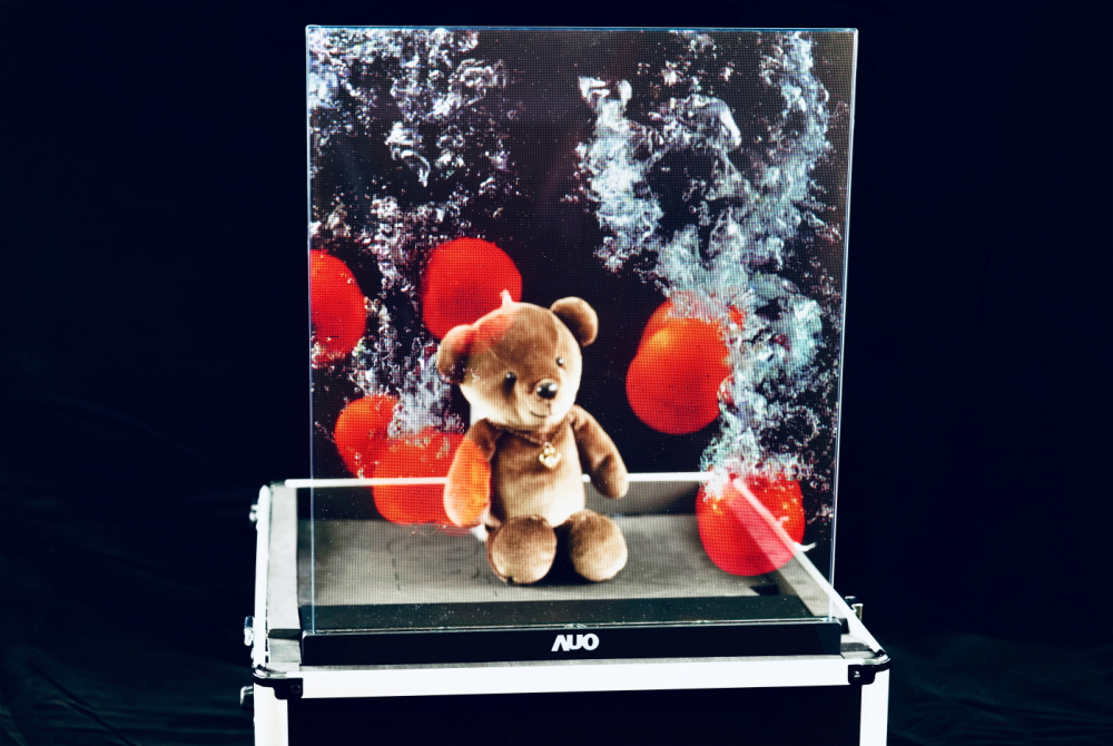 友達以次世代Micro LED顯示技術打造之透明顯示器，具備高穿透、低繞射、高亮度、可拼接之特性，可廣泛應用於智慧移動、零售、育樂和醫療等多元場域