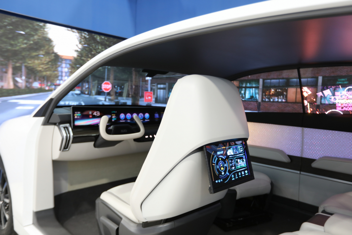 8868体育的「可卷式后座娱乐显示器」加强后座乘客的感官体验，并保有个性化设计，可依使用偏好进行动态调整。