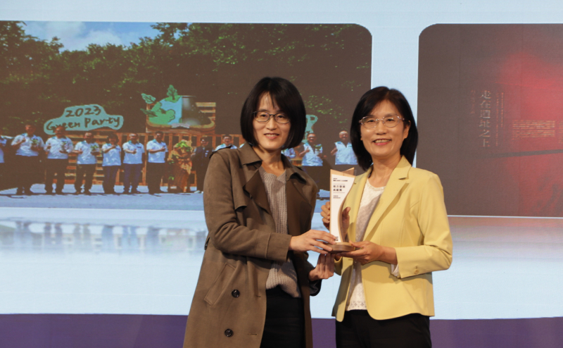 友達保存「西大墩窯遺址」且推廣在地文史教育不遺餘力，今（6）日獲頒「人文企業獎」地方發展獎之最高榮譽典範獎。由文化部陳文婷簡任視察（左）頒獎，友達永續長古秀華（右）代表受獎