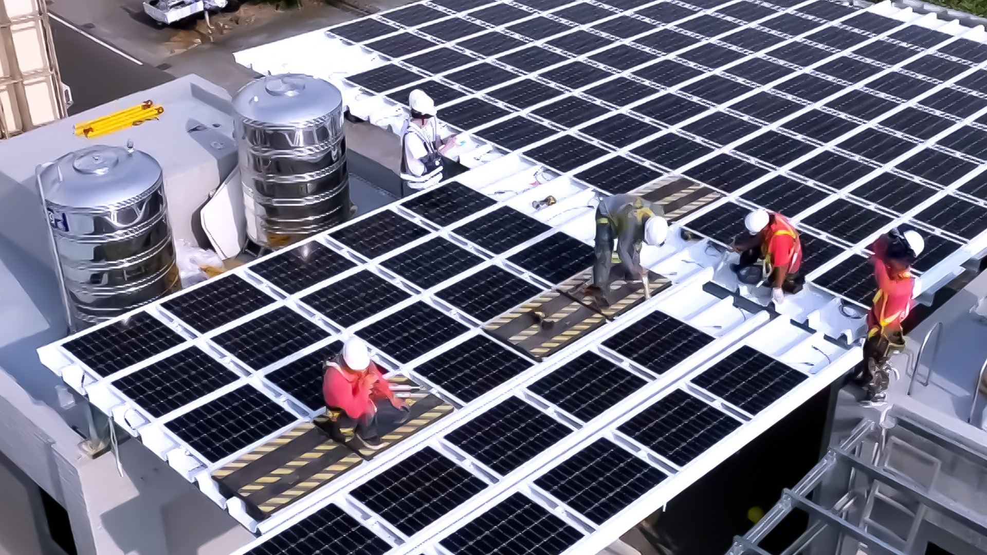 8868体育着力于替代能源之技术研发，如光电浪板的相关制程、设备与产品，其中所开发之光电整合型浪板，减少传统金属支架安装，更提升耐候度，可广泛运用于多元场域，并辅助建筑达到净零碳排目标