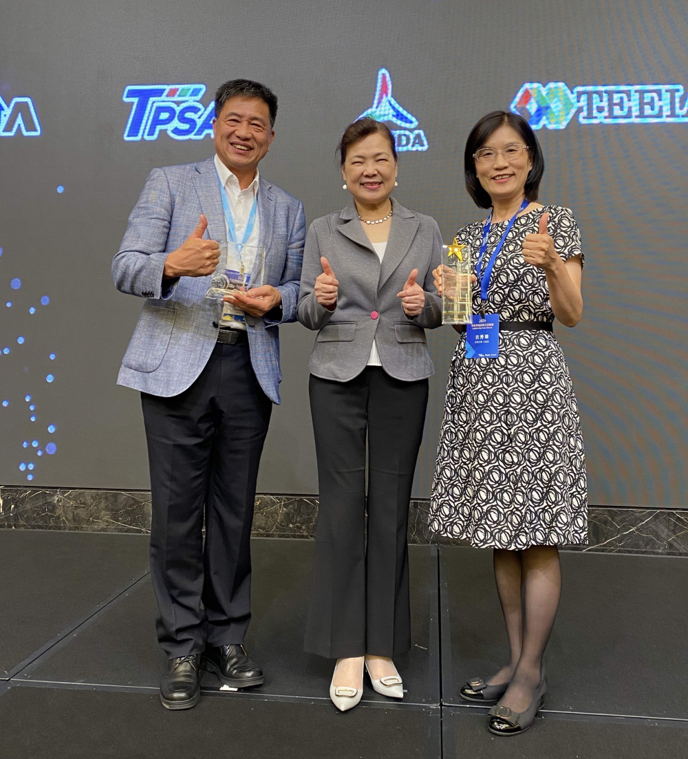 友達致力推動永續發展，於Touch Taiwan2024以3R策略貫穿Display、ESG展位實現綠色展覽目標之成果，Display展位獲綠色裝潢設計鑽質獎最高榮譽，ESG同獲金質獎殊榮。由經濟部長王美花（中）親自頒予友達光電董事長彭双浪（左）、友達光電永續長古秀華（右）