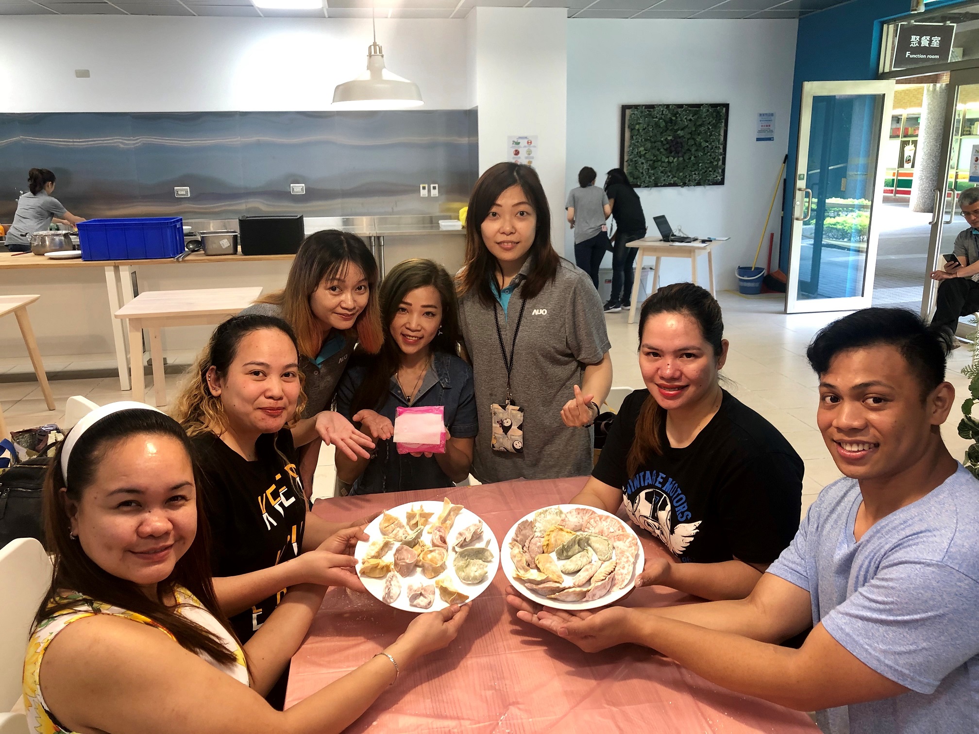 友達將DEI理念貫徹到企業文化和實踐，舉辦如台菲廚藝交流等活動，讓同仁了解彼此文化差異、培養情感