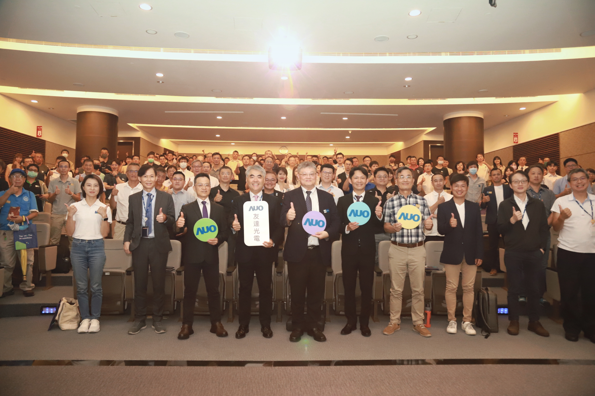 友達光電邀請領域專家共研再生能源發展、電力需求及建築物減碳等議題進行交流，盼共擘綠色永續生態圈的嶄新契機。