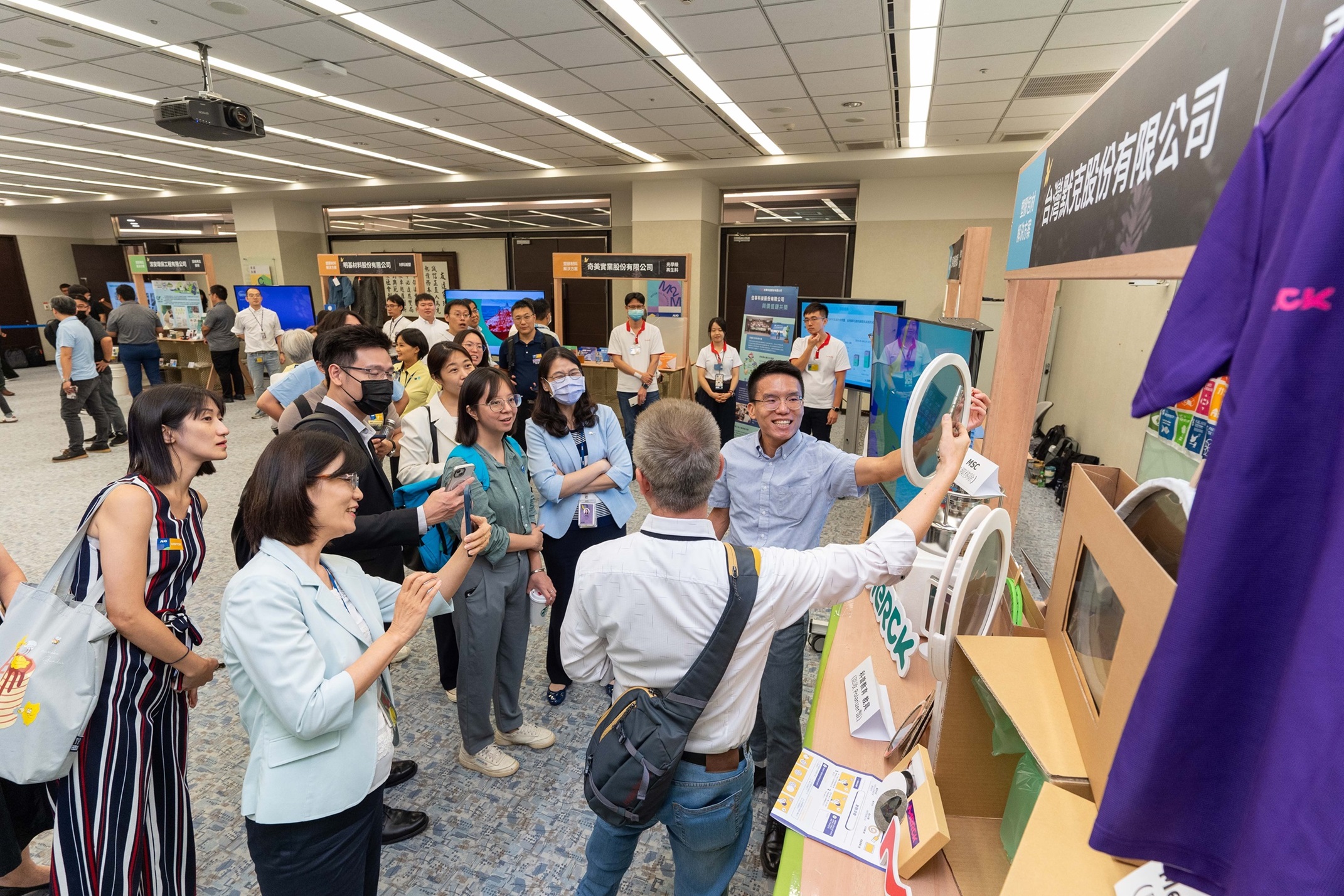 8868体育连手产业伙伴策划首届生态圈联展，展示如何将废塑料循环再利用，创新解决方案包括：塑料包材再生与循环使用、再生塑料研发及应用、废塑料回收再生技术、减塑生活提案等