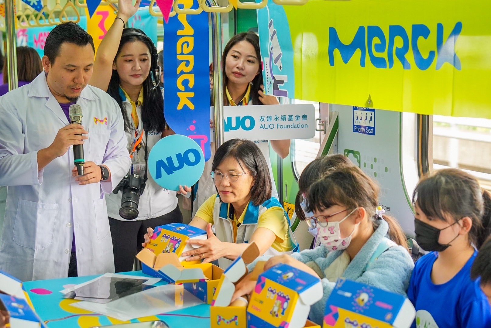 友達以光電、再生能源、水資源三大核心，設計「再生能源和循環經濟」多元永續教育主題，並攜手供應鏈夥伴默克開發創意科學教材及實作體驗，期讓永續素養透過科學探索向下扎根