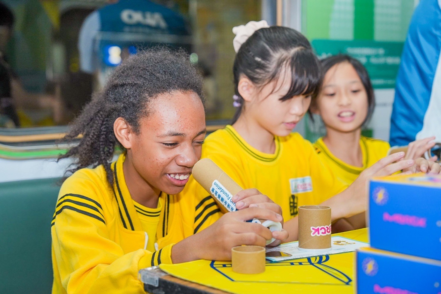 友達與默克分別回收不再使用的偏光片及液晶顯示模組，設計光電課程「玩轉光與闇」，讓學生們親手製作偏光萬花筒與簡易液晶顯示器，實踐循環再生的永續理念