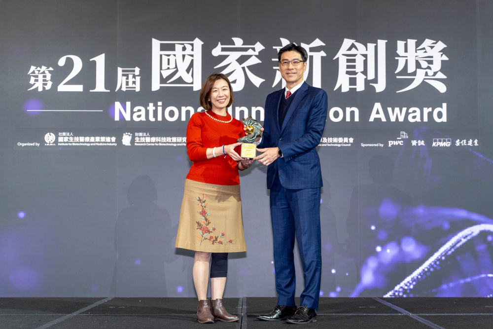 友達旗下子公司友達耘康與達擎分別以「中醫數位化檢測解決方案」及「寬視角3D醫療顯示器」獲得第二十一屆國家新創獎「智慧醫療與健康科技」類別的「企業新創獎」與「國家新創精進獎」兩項殊榮。圖左為衛生福利部政務次長林靜儀、圖右為友達光電智慧醫療事業群總經理廖世宏