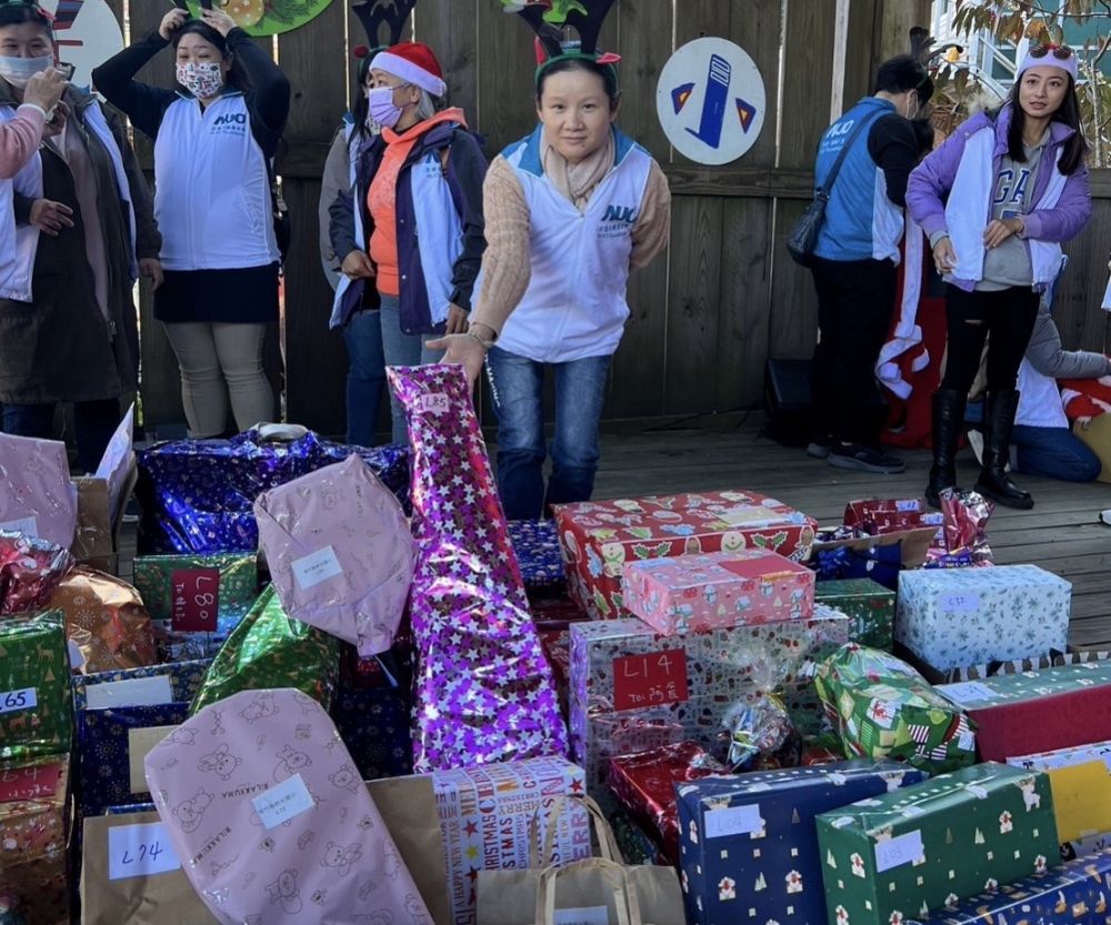 友達永續基金會「圓夢列車」年年迴響熱烈，認捐同仁精心挑選禮物、巧手包裝，整理成隊後，將祝福一一打包送出