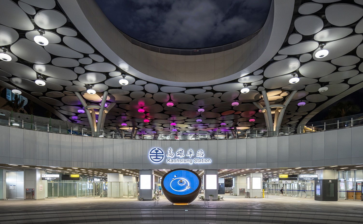 創利空間參與《高雄車站共感空間》公共藝術計畫，擔任視覺科技整合夥伴。於「看時間」天文鐘作品中提供技術指導，整合圓形LED鐘面與鐘體結構，在時間、天象星盤與空間氛圍間生動展演