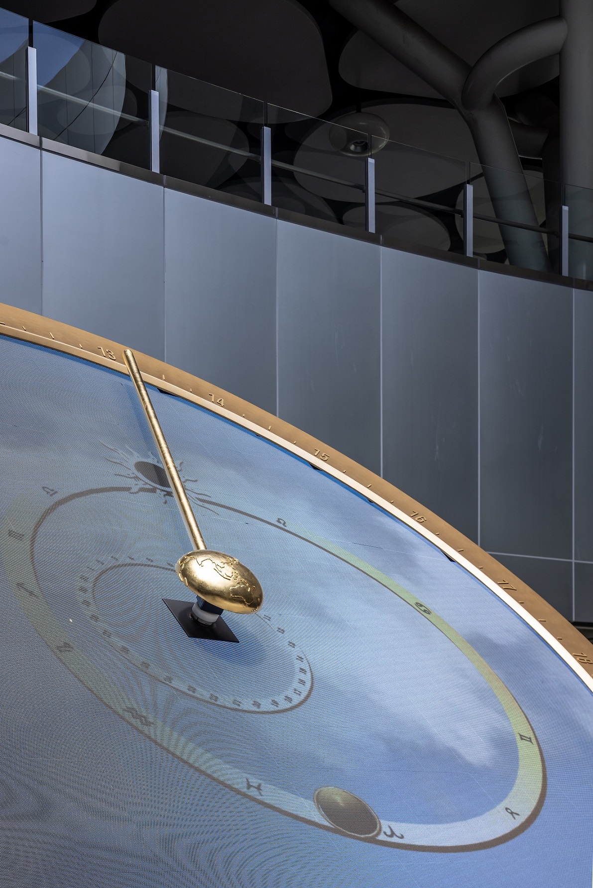 創利空間參與《高雄車站共感空間》公共藝術計畫，擔任視覺科技整合夥伴。於「看時間」天文鐘作品中提供技術指導，整合圓形LED鐘面與鐘體結構，在時間、天象星盤與空間氛圍間生動展演