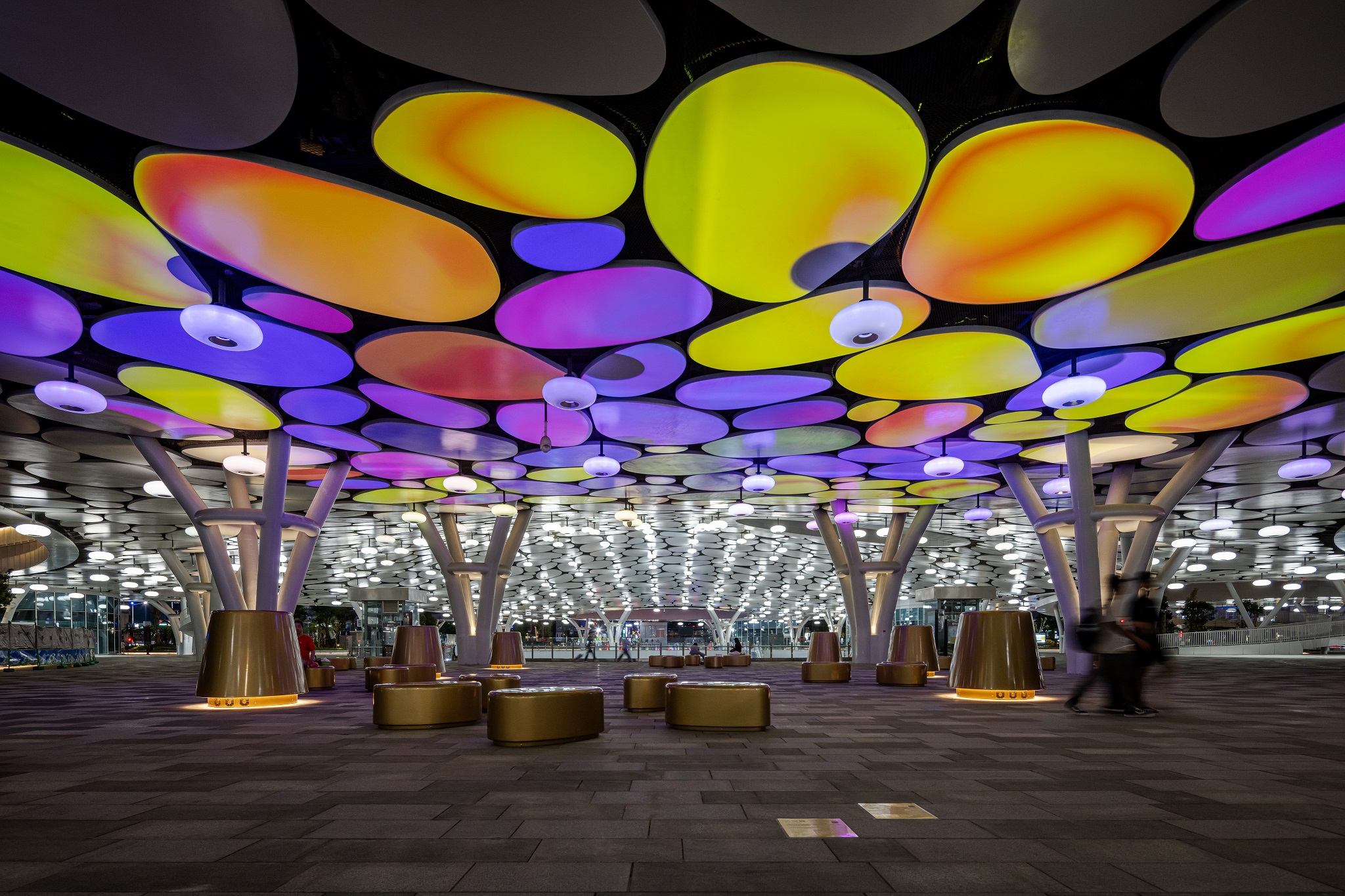 於「染色彩」作品中，創利空間協助藝術團隊將高雄車站天棚2700片鋁製雲朵染上繽紛色彩，從設備設定、光影軟體串接到現場調校，確保光線準確落在雲朵表面，展現層次與意境