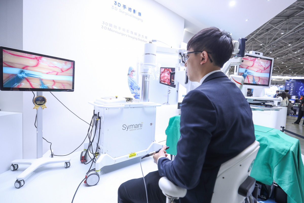 达擎推出〝3D显微手术影像解决方案〞，将3D影像技术从腹腔内视镜手术延伸至神经、血管、淋巴等高难度显微手术，提供超清晰立体视野，协助医疗团队在复杂手术中完成精准细腻操作。