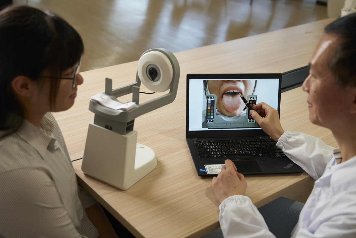 友達耘康的「舌象辨識軟體」則運用AI與大數據技術，可快速辨識舌色、舌形、苔色、苔質等特徵，顯著提升舌象辨識效率，優化檢測流程。