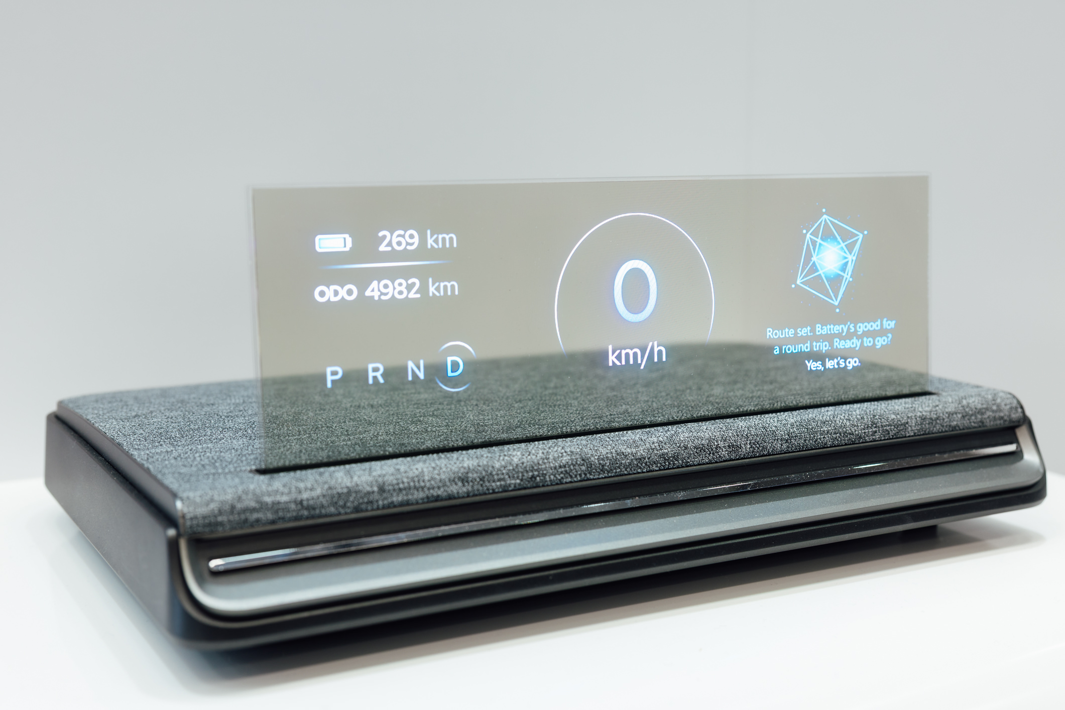 全球首款Aero Module透明Micro LED显示器模块外观轻盈通透，可与数字内容完美融合，提供动态显示、先进控制、个人化沉浸感受。